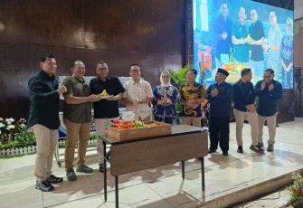 Pemotongan tumpeng menandai perayaan HUT ke-57 BDK dan Penarikan Undian Tabungan Sembada Plus BDK Dahsyat Tahap 1 Tahun 2026, di Pendopo Rumah Dinas Bupati Karanganyar, Sabtu (14/3/3026) sore.