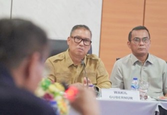 Wagub Nyanyang saat memimpin rakor lintas sektoral bidang pariwisata Kepulauan Riau di Kantor Graha Kepri Batam Centre, Selasa (21/4/2026).