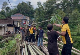 Polres Ponorogo saat Perbaiki Jembatan Darurat