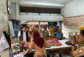 Satgas Saber Polres Bojonegoro Bersama TPID saat Sidak Harga Sembako Jelang Ramadhan