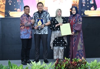 AKBP Arman Sahti (kiri) dan AKBP Hadi Kristanto beserta istri dalam acara lepas sambut Kapolres Karanganyar, di Ruang Anthurium Rumah Dinas Bupati Karanganyar, Jumat (23/1/2026) malam