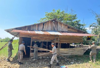 Satpol PP Kota Bengkulu Merobohkan Bangunan Warung Remang-remang/Foto : MC
