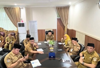 Sekretaris Daerah (Sekda) Provinsi Bengkulu, Herwan Antoni, memimpin rapat pembahasan Proyek Strategis Daerah (PSD) Provinsi Bengkulu yang berlangsung di ruang kerja Sekda, Kantor Gubernur Bengkulu, Senin (9/3) /Foto : MC 