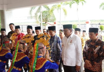 Wali Kota Bengkulu Dedy Wahyudi menyambut langsung kedatangan Menteri Agama Republik Indonesia, Nasaruddin Umar, di ruang VVIP Bandara Fatmawati Soekarno, Kamis sore (23/4/2026) /Foto : MC