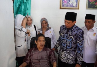 Walikota Dedy Wahyudi Serahkan Bantuan Kursi Roda /Foto : MC 