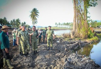 Pangdam XIII Merdeka, Mayjen TNI Mirza Agus saat melihat lokasi sawah di Pohuwato