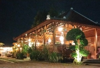 Suasana di Coffee & Resto Dadap Serep Karanganyar, Sabtu (28/2/2026) malam.