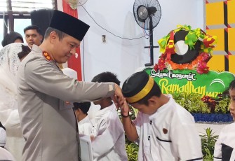 Momen Kapolres Bitung, AKBP Albert Zai, S.I.K.,M.H saat menyalami anak-anak Yatim pada momen buka puasa bersama yang di gelar polres Bitung