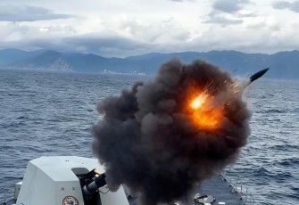 KRI Prabu Siliwagi-321 Laksanakan Uji Coba Penembakan Meriam 127 MM