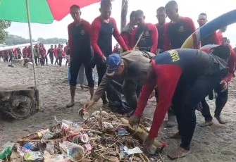 Pusdik Brimob Gelar Aksi Bersih Pantai Pasir Putih Situbondo