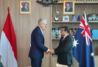 Menteri Ekonomi Kreatif/Kepala Badan Ekonomi Kreatif (Ekraf), Teuku Riefky Harsya, menerima kunjungan kehormatan Menteri Urusan Seni Australia Anthony Stephen Burke di Autograph Tower, Jakarta, Rabu (28/1/2026)
