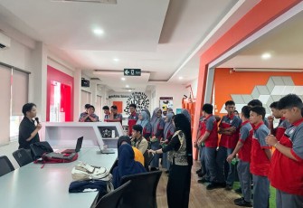 150 Siswa SMK Telkom Makassar Kunjungi Telkom AI Center