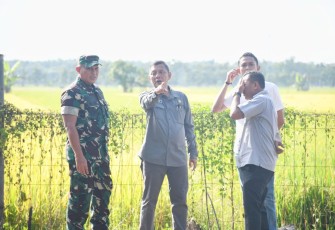 Danrem 081/DSJ Kolonel Arm Untoro Hariyanto saat menerima pemaparan di Kabupaten Ngawi, Jum'at (2/1)