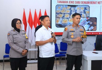 Kapolres Ngawi AKBP Charles Pandapotan Tampubolon saat konferensi pers 