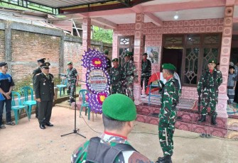 Upacara pemakaman militer anggota 