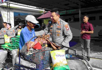 Kapolres Mojokerto Kota AKBP Herdiawan Arifianto saat memberikan bantuan sosial