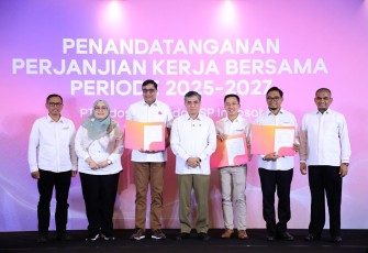 Menaker Yassierli foto bersama usai menyaksikan penandatanganan Perjanjian Kerja Bersama di Jakarta 