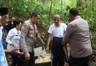 Kapolres Pacitan AKBP Ayub Diponegoro Azhar saat merehabilitasi ODGJ