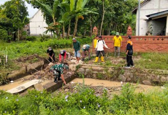 Kerja bakti bersihkan lingkungan bersama warga