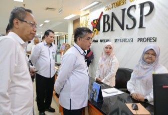 Menaker Yassierli berdialog dengan karyawan BNSP di Jakarta, Rabu (14/1)