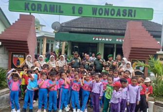 Semangat belajar anak-anak TK di Koramil Wonoasri 