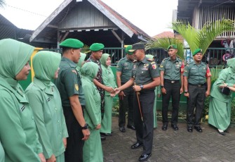 Dandim 0807/Tulungagung Letkol Arh Hanny Galih Satrio menyalami anggotanya saat kunjungan kerja, Kamis (22/1)