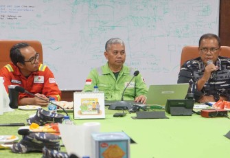 Dankodaeral XIV Laksamana Muda TNI Djatmoko saat memberikan sambutan dalam pertemuan di Petrogas Basin Limited, Kamis (22/1)