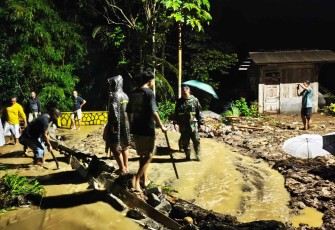 Pembersihan lumpur material banjir 
