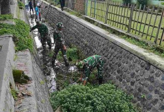 Pembersihan saluran air di wilayah binaan