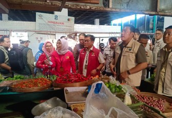 Satgas pangan Polda Jatim saat sidak sejumlah pasar di Surabaya, Kamis (5/2) 