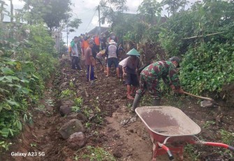 Kerja bakti bersama warga desa binaan 