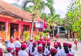 Upacara bendera siswa di wilayah desa binaan 
