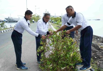 Wadan Kodaeral XIV Laksamana Pertama TNI Tommy Herlambang saat memimpin pembersihan sampah di dermaga, Selasa (10/2)
