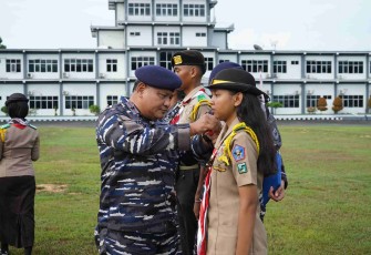 Wadan Kodaeral XIV Laksamana Pertama TNI Tommy Herlambang saat menyematkan tanda peserta persami KKRI, Rabu (11/2)