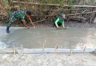 Bantu pengecoran jalan desa wilayah binaan