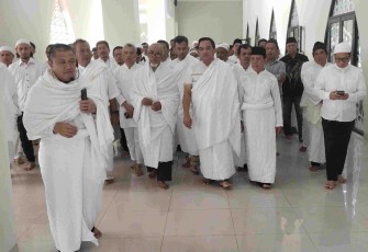 Narasumber H. Abdul Rasyid Marhaly Lc., saat memimpin praktik tawaf dalam bimbingan manasik haji di Masjid Jami Dhuyufur Rahman, Selasa (17/2)