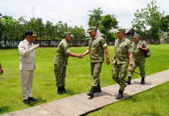 Danrem 081/DSJ Kolonel Arm Untoro Hariyanto saat menyambut Wakil Panglima TNI Jenderal Tandyo di markas Yon TP 886/PJ 