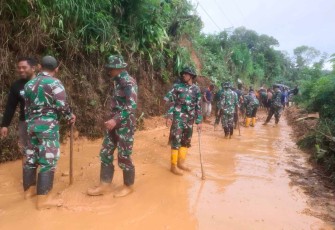 Evakuasi material longsor di wilayah desa binaan 