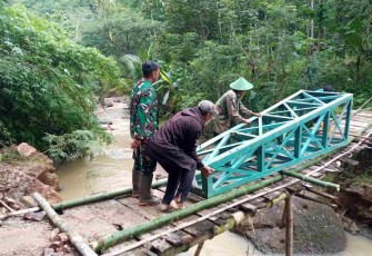 Gotong royong masyarakat bangun jembatan gantung perintis 