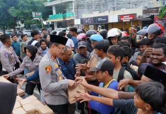 Kapolres Situbondo AKBP Bayu saat membagikan takjil