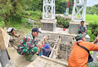 Pembangunan jembatan perintis di wilayah Ngawi 