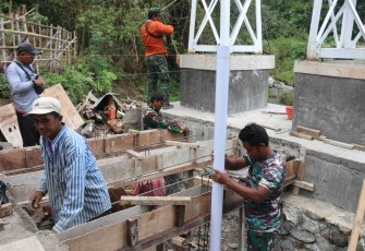 Pembangunan jembatan perintis di desa Mendiro 