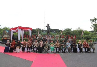 Pangdivif 2 Kostrad Mayjen TNI Primadi Saiful Sulun foto bersama usai peresmian patung H.M. Soeharto di Brigif 6/TSB, Minggu (1/3)