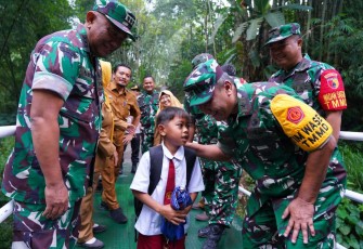 Tim Wasev TMMD ke-127 Brigjen TNI R. Benny Arifin saat menyapa siswa di lokasi Desa Krisik, Kabupaten Blitar