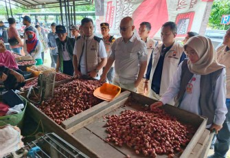 Satgas pangan Polda Jatim memantau harga di pasar tradisional 