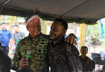 Danrem 083/Bdj Kolonel Inf Kohir bersama mahasiswa Papua, Sabtu (7/3)