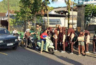 Berbagi takjil gratis untuk pengendara motor 