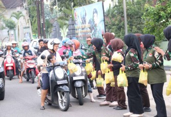 Bagikan takjil pengendara motor 