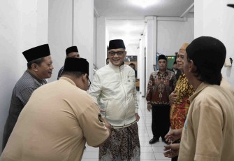 Menhaj Mochamad Irfan Yusuf saat kunjungan kerja di asrama haji Semarang, Jum'at (3/4)