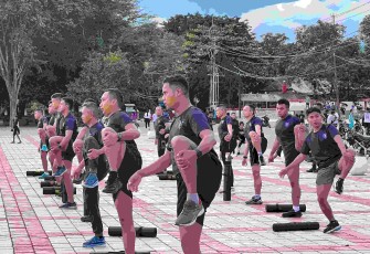 Olahraga prajurit Yonarmed 12 Kostrad di alun-alun Kota Atambua 